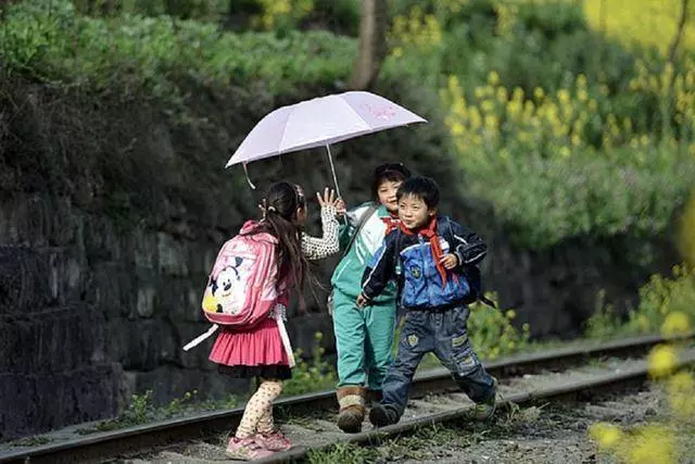 8歲女兒走失,夫妻打工尋找,15年後看到鄰居大學畢業照,愣了