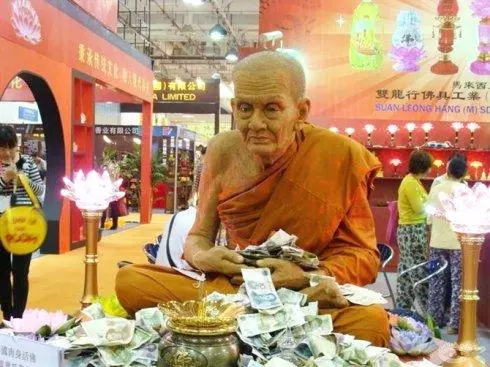 真人肉身活佛,三百年多年未閉眼!轉發之人,增福無量!