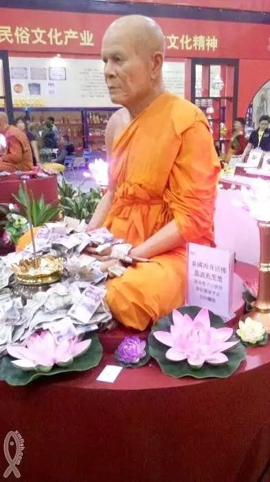 真人肉身活佛,三百年多年未閉眼!轉發之人,增福無量!
