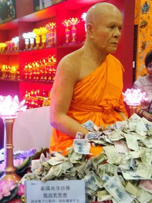 真人肉身活佛,三百年多年未閉眼!轉發之人,增福無量!