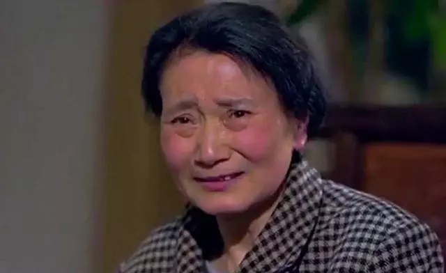 無父無母的窮小子,隨手救了路邊一老太,四天後接到電話通知......