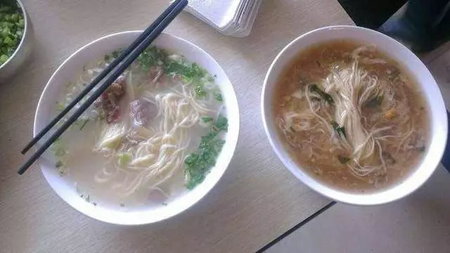 晚上岳母煮麵，我沒胃口和小舅子換碗吃，剛吃一口我哽咽了