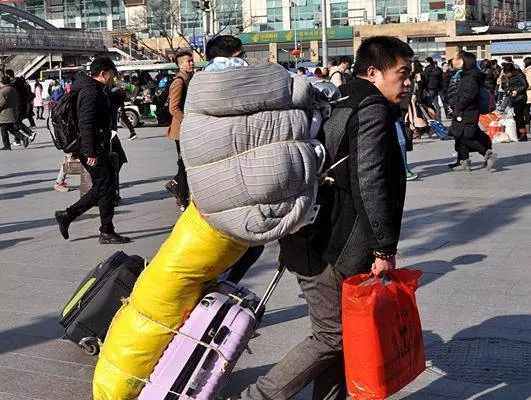 老公掀翻嫂子的飯桌，背走父親，哥哥哭著求父親回家