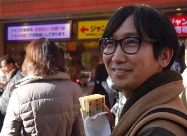 男子「花光100萬存款買刮刮樂」心想一定會中大獎!沒想到最後他的下場竟是……傻眼了!