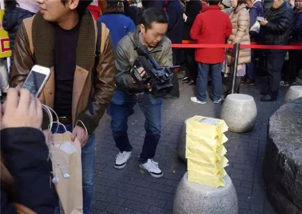 男子「花光100萬存款買刮刮樂」心想一定會中大獎!沒想到最後他的下場竟是……傻眼了!
