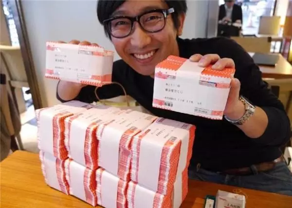 男子「花光100萬存款買刮刮樂」心想一定會中大獎!沒想到最後他的下場竟是……傻眼了!