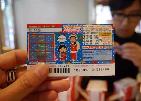 男子「花光100萬存款買刮刮樂」心想一定會中大獎!沒想到最後他的下場竟是……傻眼了!