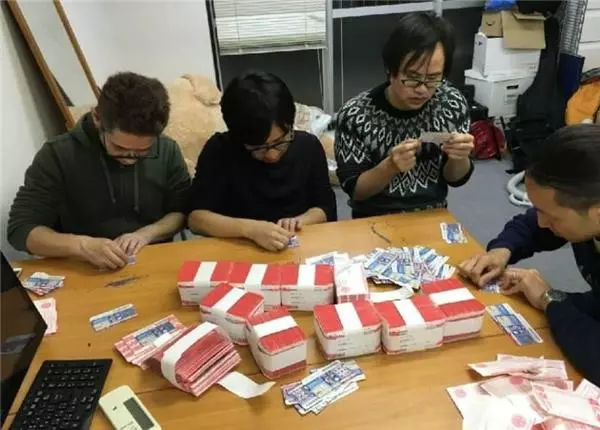 男子「花光100萬存款買刮刮樂」心想一定會中大獎!沒想到最後他的下場竟是……傻眼了!
