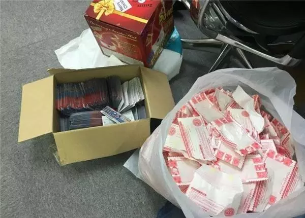 男子「花光100萬存款買刮刮樂」心想一定會中大獎!沒想到最後他的下場竟是……傻眼了!