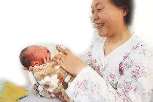 兒子在外三年無音訊,兒媳懷孕生下個胖小子,我痛哭謝兒媳