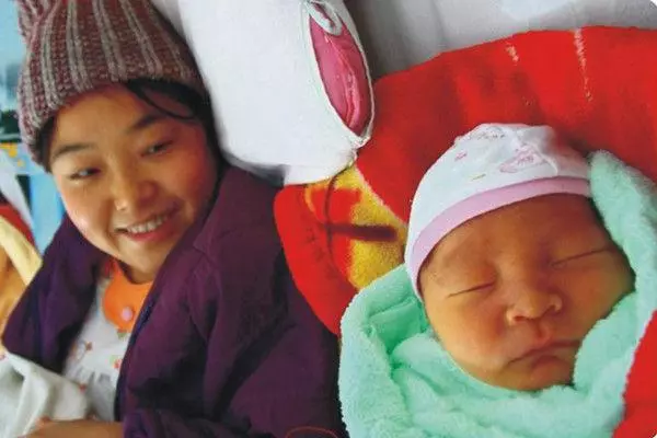 兒子在外三年無音訊,兒媳懷孕生下個胖小子,我痛哭謝兒媳
