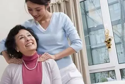 婆婆來看孫子,我熱情招待,她的一個動作讓我紅了眼