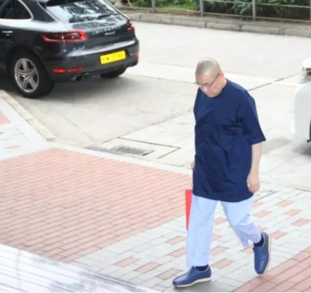 劉鑾雄被傳病危?穿短袖身材健壯力破謠言,身邊卻不見甘比!
