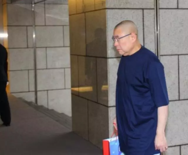 劉鑾雄被傳病危?穿短袖身材健壯力破謠言,身邊卻不見甘比!