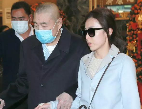 劉鑾雄被傳病危?穿短袖身材健壯力破謠言,身邊卻不見甘比!