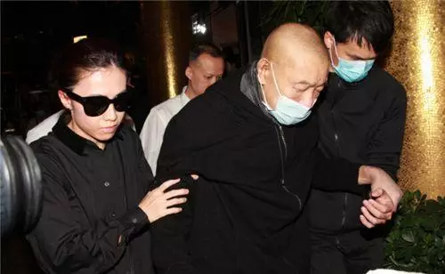 劉鑾雄被傳病危?穿短袖身材健壯力破謠言,身邊卻不見甘比!