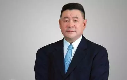 劉鑾雄被傳病危?穿短袖身材健壯力破謠言,身邊卻不見甘比!