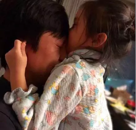 鄧超曬和四歲女兒對話,引髮網友強烈共鳴,惹人淚目!