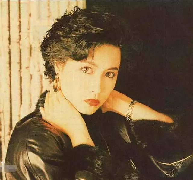 一代女神邵美琪近照,53歲的她昔日容顏不再,至今單身卻活得體面