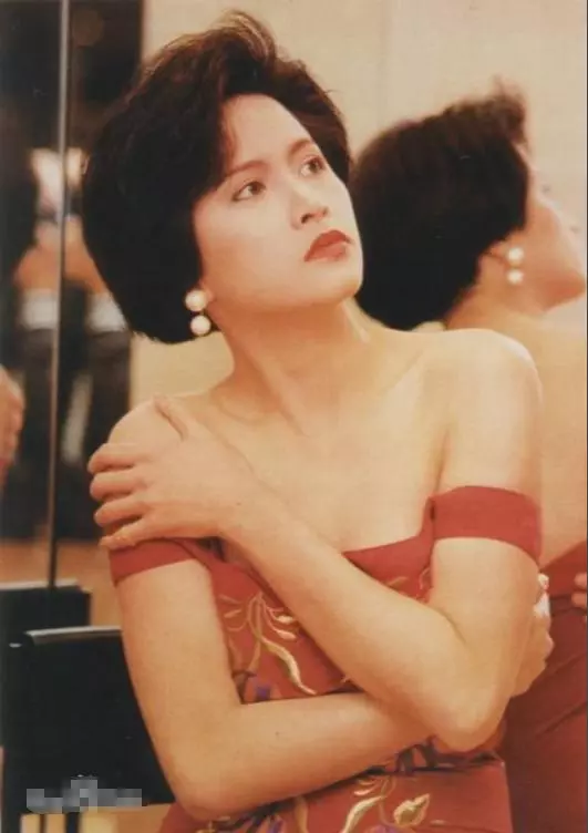 一代女神邵美琪近照,53歲的她昔日容顏不再,至今單身卻活得體面