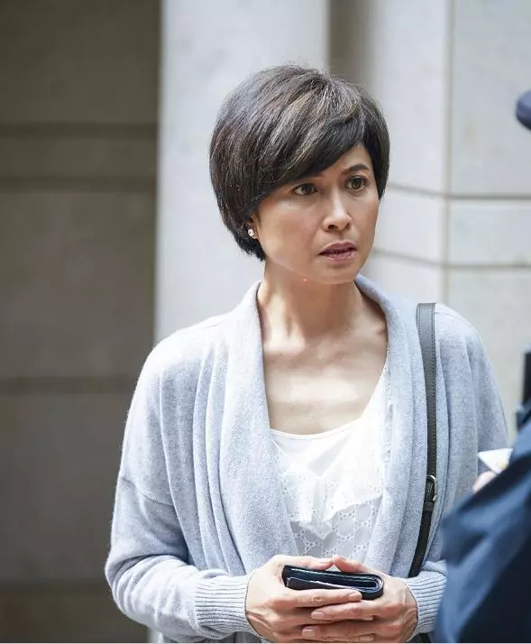 一代女神邵美琪近照,53歲的她昔日容顏不再,至今單身卻活得體面