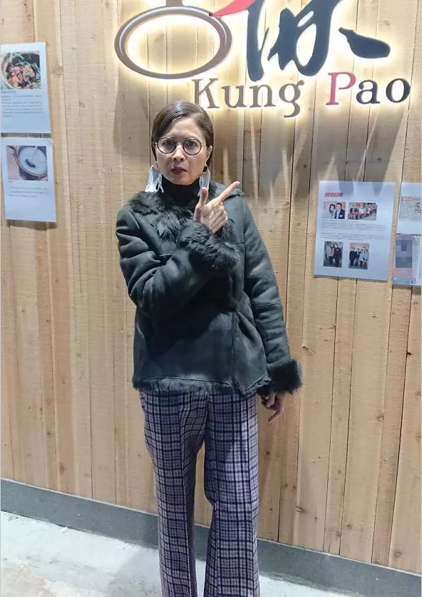 一代女神邵美琪近照,53歲的她昔日容顏不再,至今單身卻活得體面