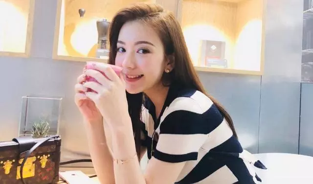 天王嫂方媛深夜曬素顏照,碩大鼻子搶鏡,粉絲:一看就是個男孩!