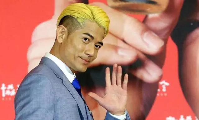 天王嫂方媛深夜曬素顏照,碩大鼻子搶鏡,粉絲:一看就是個男孩!