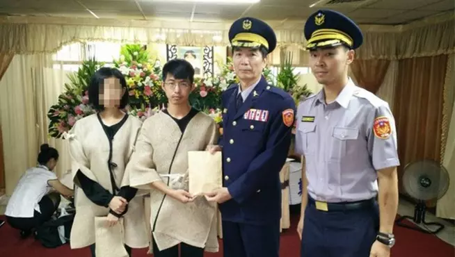 孝順窮警「媽媽走了想申請貸款」遭長官刁難,直到發現「同事背著他做了一件事」 忍不住淚崩,網贊:【臺灣人大仁大義】