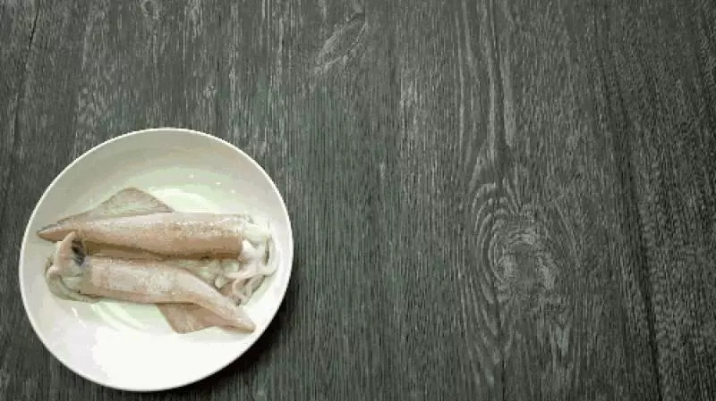 原汁原味,讓你一口接一口根本停不下來 | 姜燒魷魚煲