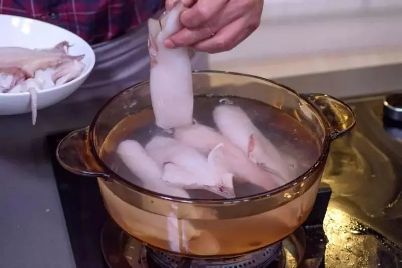 原汁原味,讓你一口接一口根本停不下來 | 姜燒魷魚煲