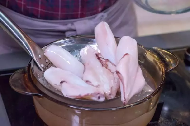 原汁原味,讓你一口接一口根本停不下來 | 姜燒魷魚煲
