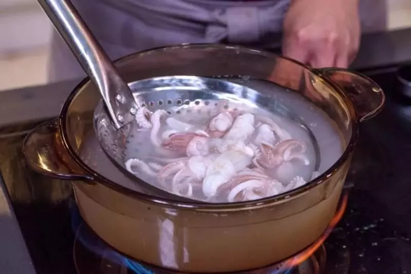 原汁原味,讓你一口接一口根本停不下來 | 姜燒魷魚煲