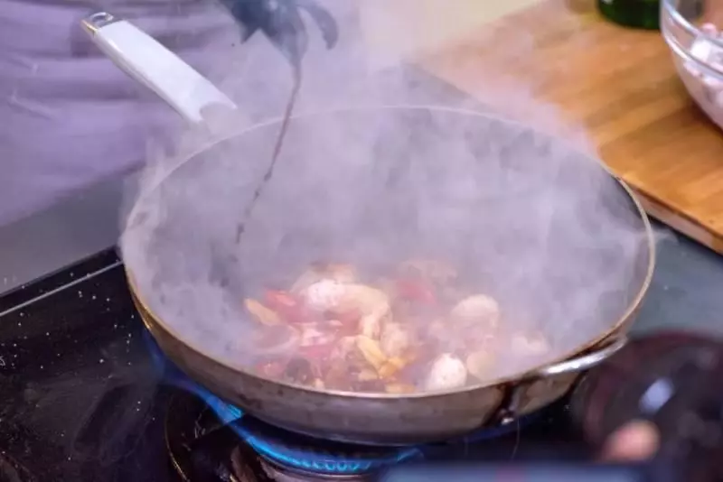 原汁原味,讓你一口接一口根本停不下來 | 姜燒魷魚煲