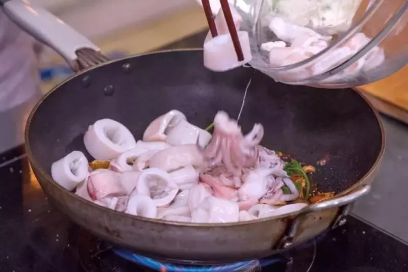 原汁原味,讓你一口接一口根本停不下來 | 姜燒魷魚煲