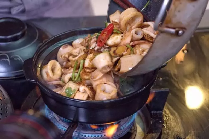 原汁原味,讓你一口接一口根本停不下來 | 姜燒魷魚煲
