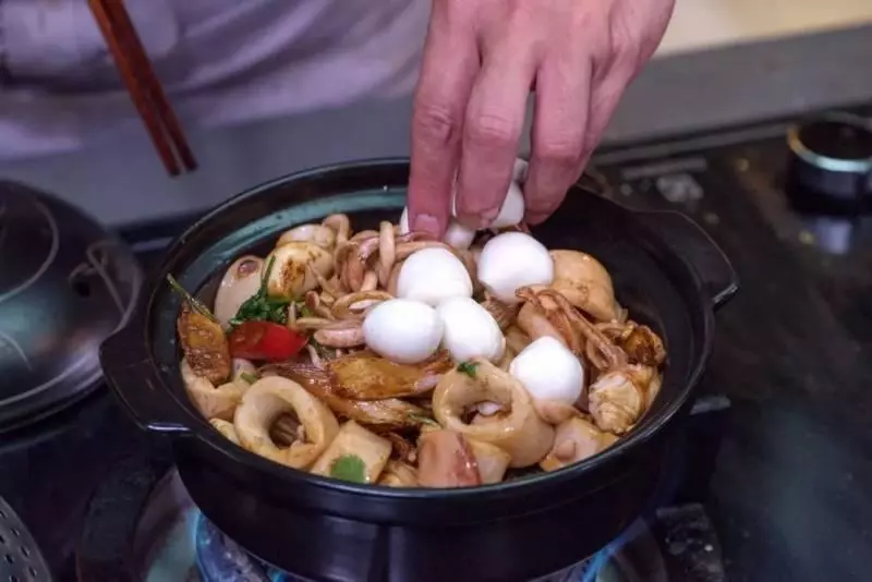 原汁原味,讓你一口接一口根本停不下來 | 姜燒魷魚煲