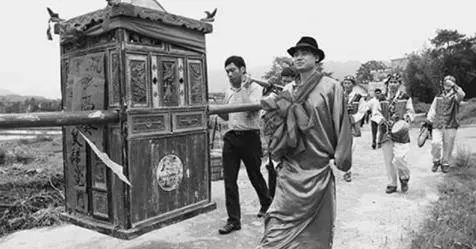 奶奶被綁在轎子上嫁給爺爺,一生都在鬧情緒,臨終的話讓爺爺痛哭!