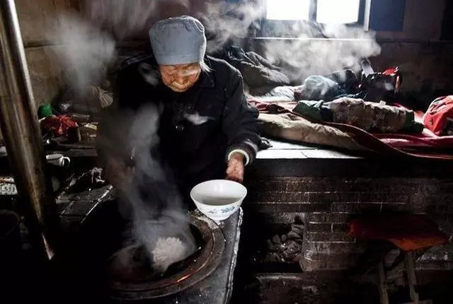 奶奶被綁在轎子上嫁給爺爺,一生都在鬧情緒,臨終的話讓爺爺痛哭!