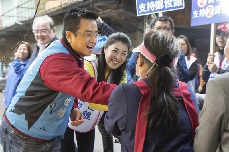 「神力女超人」之稱的立委許淑華陪同掃街拜票