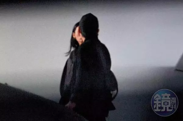 扶正小三!無視外界眼光繼續愛!倪安東和小三深夜約會、一起回家!停車場激吻全被攝~