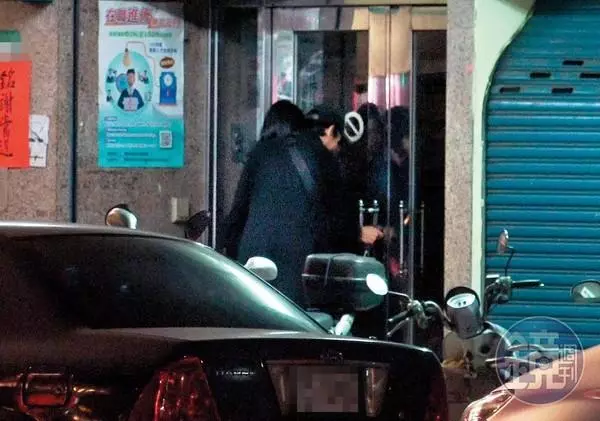 扶正小三!無視外界眼光繼續愛!倪安東和小三深夜約會、一起回家!停車場激吻全被攝~