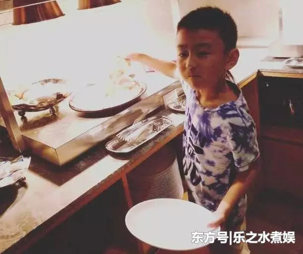 張柏芝帶三個兒子回娘家,外公抱著第三子,無意中曝光小兒子!