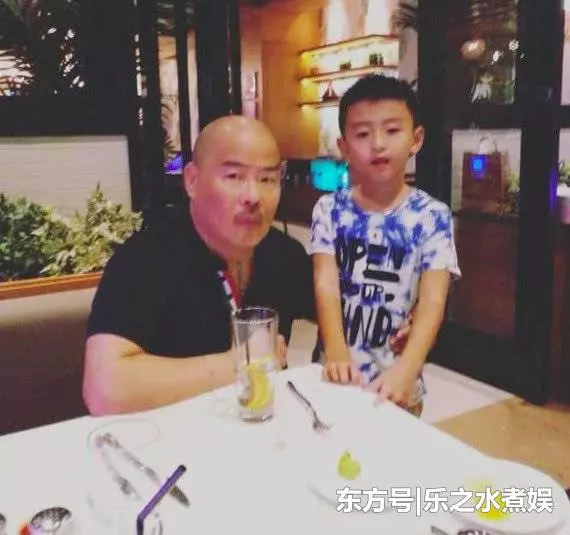張柏芝帶三個兒子回娘家,外公抱著第三子,無意中曝光小兒子!