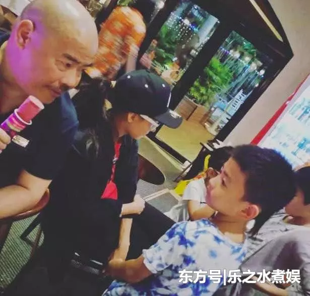 張柏芝帶三個兒子回娘家,外公抱著第三子,無意中曝光小兒子!