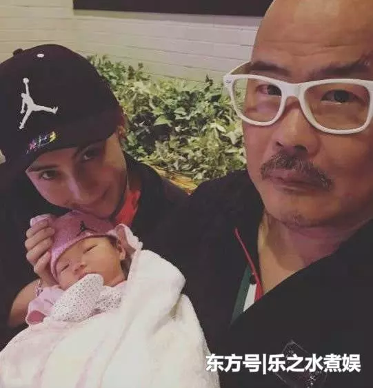 張柏芝帶三個兒子回娘家,外公抱著第三子,無意中曝光小兒子!