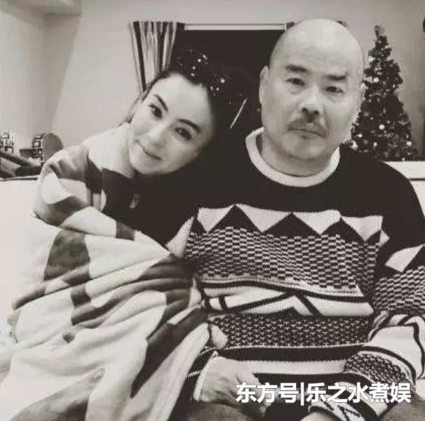 張柏芝帶三個兒子回娘家,外公抱著第三子,無意中曝光小兒子!