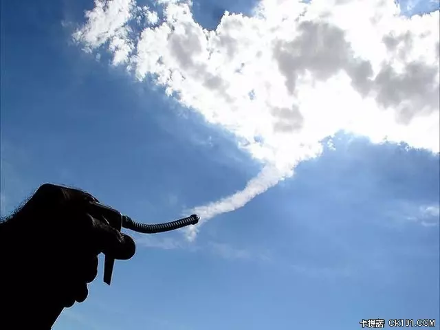玩轉雲的借位照,想像力十足