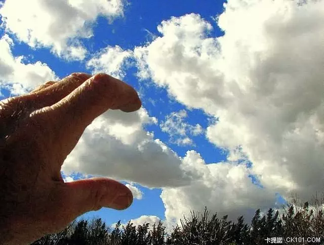 玩轉雲的借位照,想像力十足