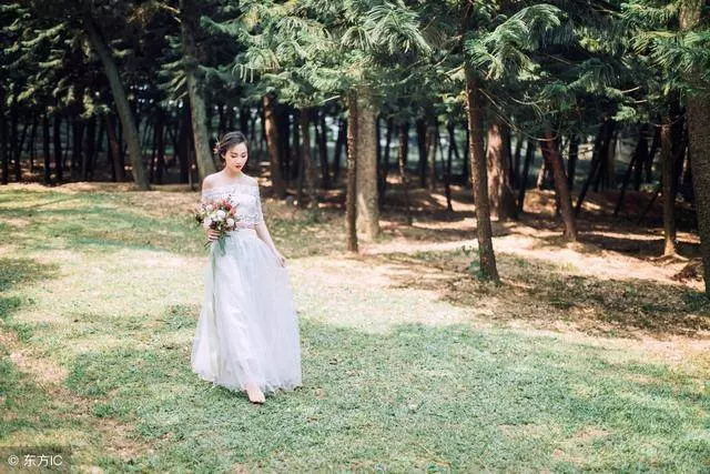 女孩帶著殘疾父親出嫁,新婚當晚雞狗狂叫,看到父親,女孩哭了